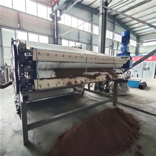 四川客戶酒糟脫水來(lái)廠試機(jī)后效果非常滿意，訂購(gòu)一臺(tái)帶式壓榨機(jī)！