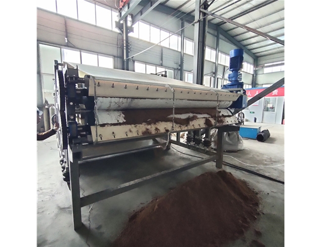 四川客戶酒糟脫水來廠試機(jī)后效果非常滿意，訂購一臺帶式壓榨機(jī)！