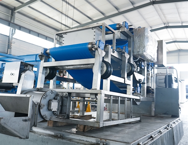 山東萊陽客戶梨子榨汁訂購的帶式壓榨機發(fā)貨啦！